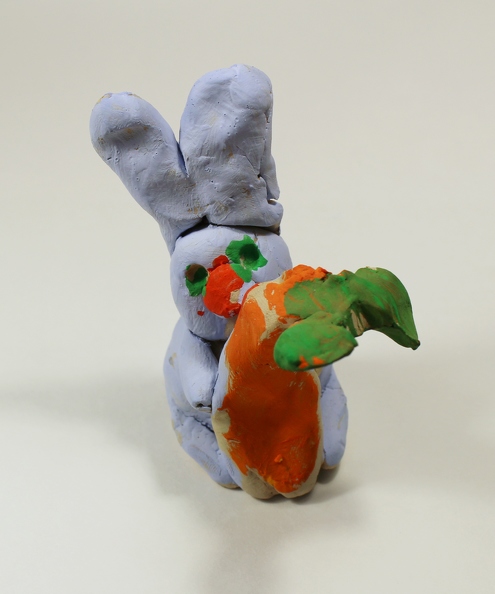 6300 Катерина Билицкая. Кролик с морковкой. Возраст - 4 года. Номинация - скульптура. Техника - глина..JPG