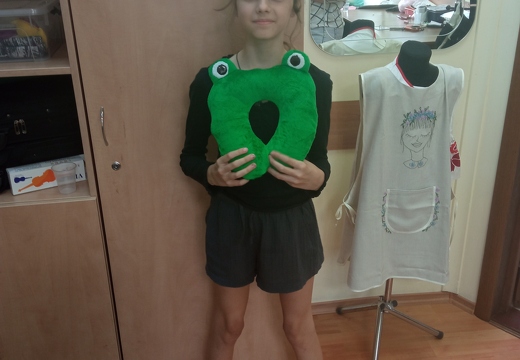 Подушка для подорожі з аплікацією жабка 