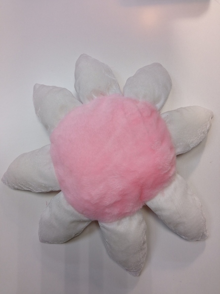 05-Марія Красюк. Подушка _Рожева ромашка_ для мами. Хутро. 1 місце.9р..jpg