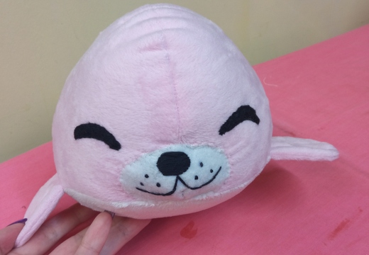 М'яка іграшка з вишивкою рожеве тюленятко  