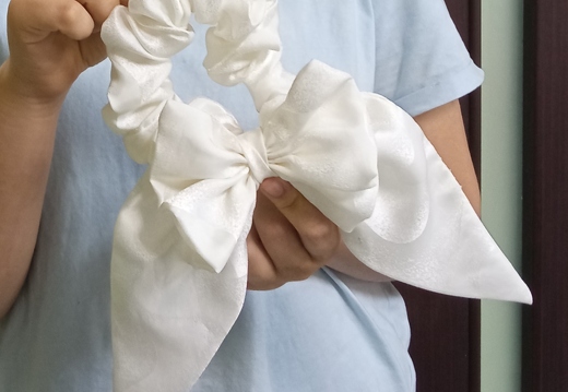 Бант-резинка з білого креп-сатину