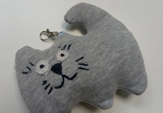 М'яка іграшка котик з вишивкою